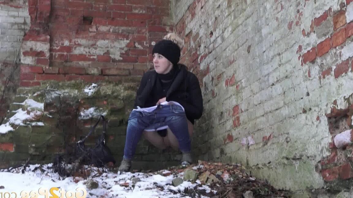 15P European babe filmed in closeup gushing pee