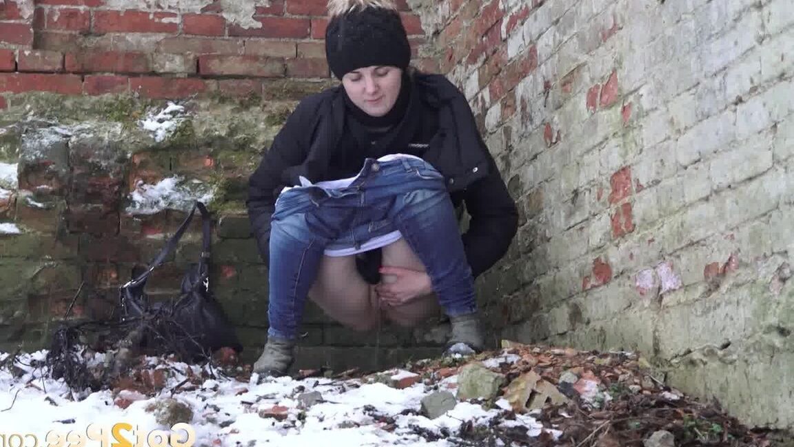 15P European babe filmed in closeup gushing pee
