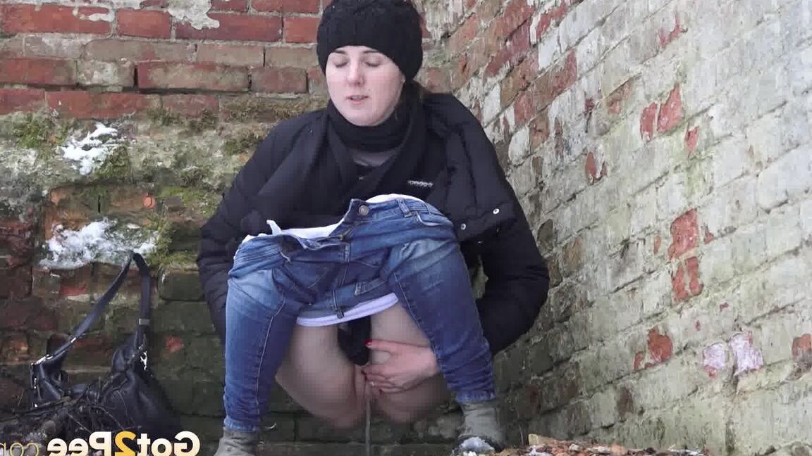 15P European babe filmed in closeup gushing pee