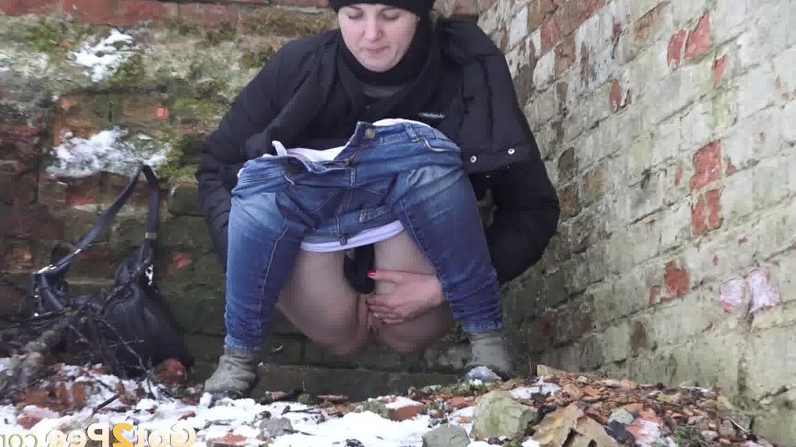 15P European babe filmed in closeup gushing pee