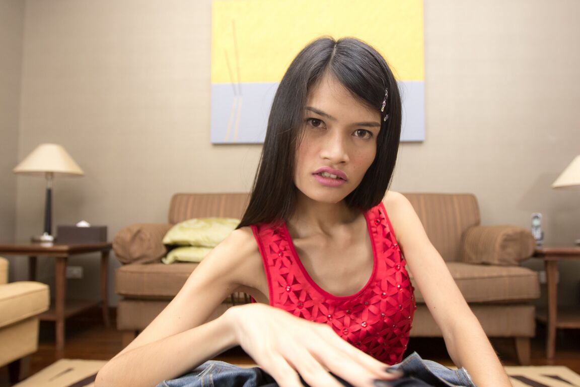 17P Ladyboy Minnie hace una mamada y una paja cubana antes de recibir una erección en el culo