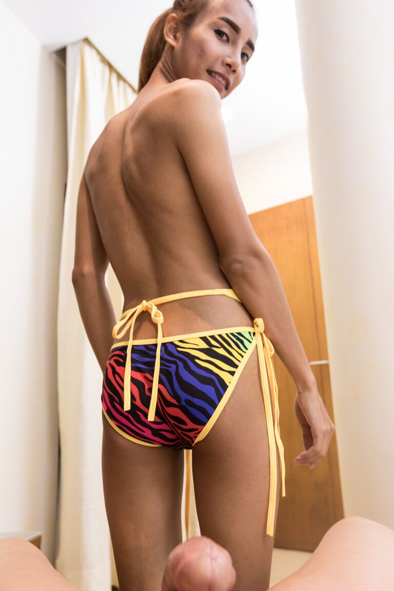 17P Travesti adolescente Pink 2 engole um pau grande e consegue um golpe anal forte