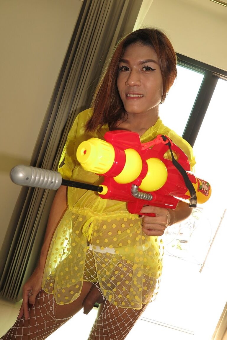 17P A travesti feia Aomsin com um vestido amarelo transparente durante uma foda anal sem camisinha