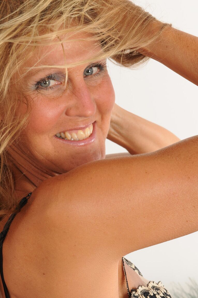 21P Loira MILF LA Valkenberg tira sua lingerie transparente