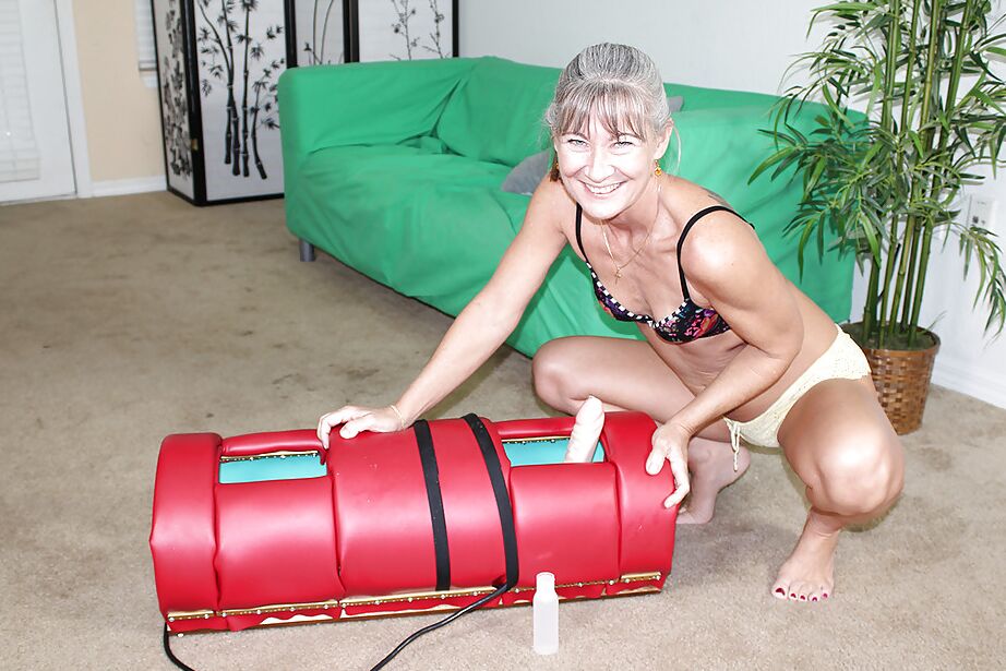 16P Cena de masturbação com garota madura e seu brinquedo favorito