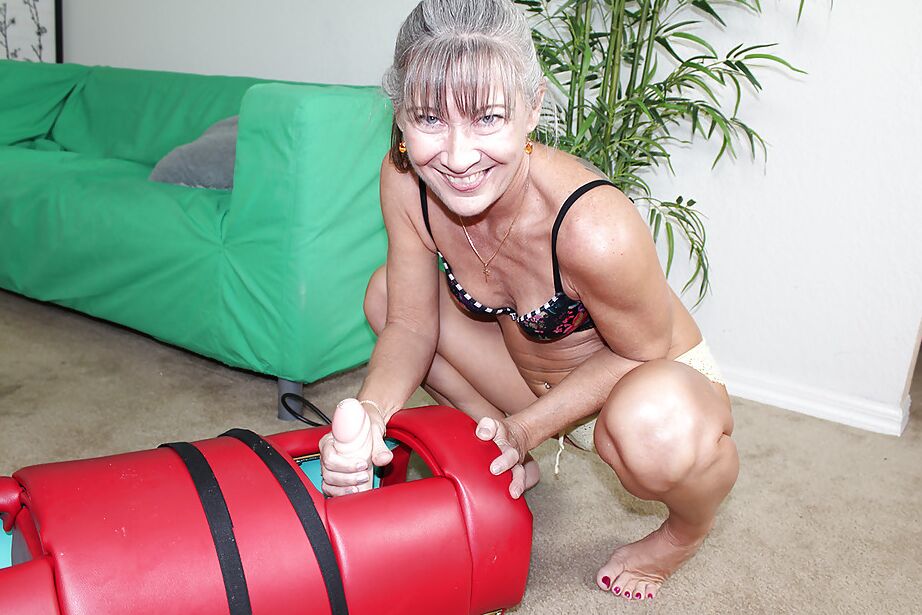 16P Cena de masturbação com garota madura e seu brinquedo favorito