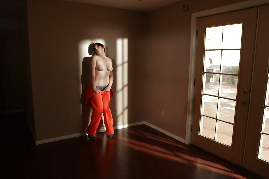 16P La jeune sexy Lily Cade montre son joli gros cul et ses seins.