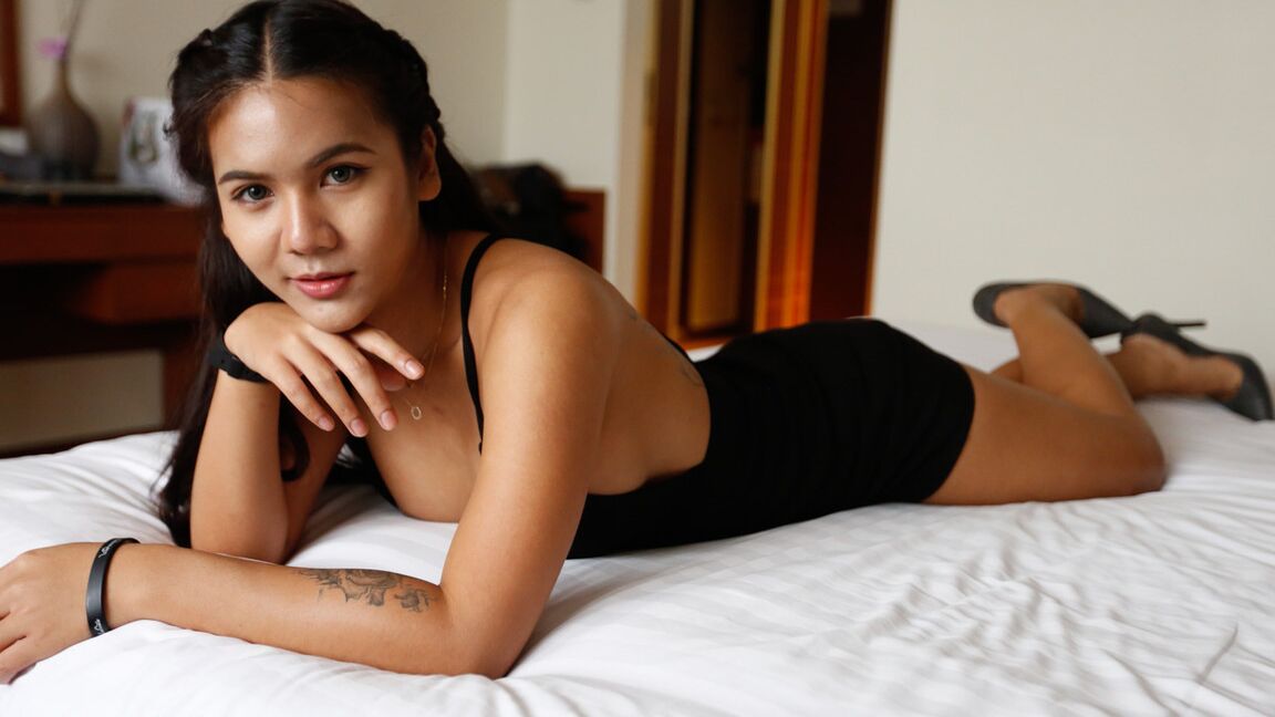 12P Ladyboy tailandês sexy de 20 anos chupa e fica com o cu esticado por um grande branco