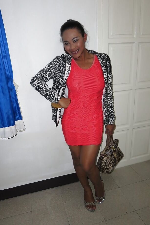 16P Ladyboy thaïlandaise aux gros seins Jasmine baisée en levrette par une grosse bite bien dure