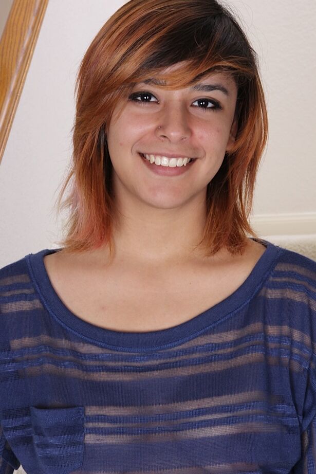 16P La joven sonriente Kaya Smith se desnuda y expone su jugoso coño en primer plano