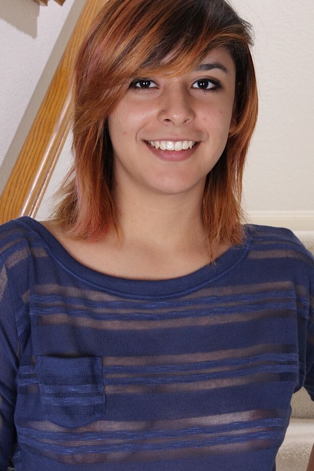 16P La joven sonriente Kaya Smith se desnuda y expone su jugoso coño en primer plano