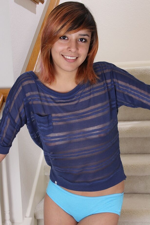 16P La joven sonriente Kaya Smith se desnuda y expone su jugoso coño en primer plano