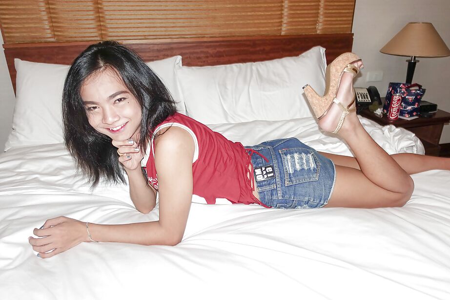 16P Dünner asiatischer Ladyboy Yoyo 2 mit Anal-Creampie nach BB-Arschfick von einem Mann