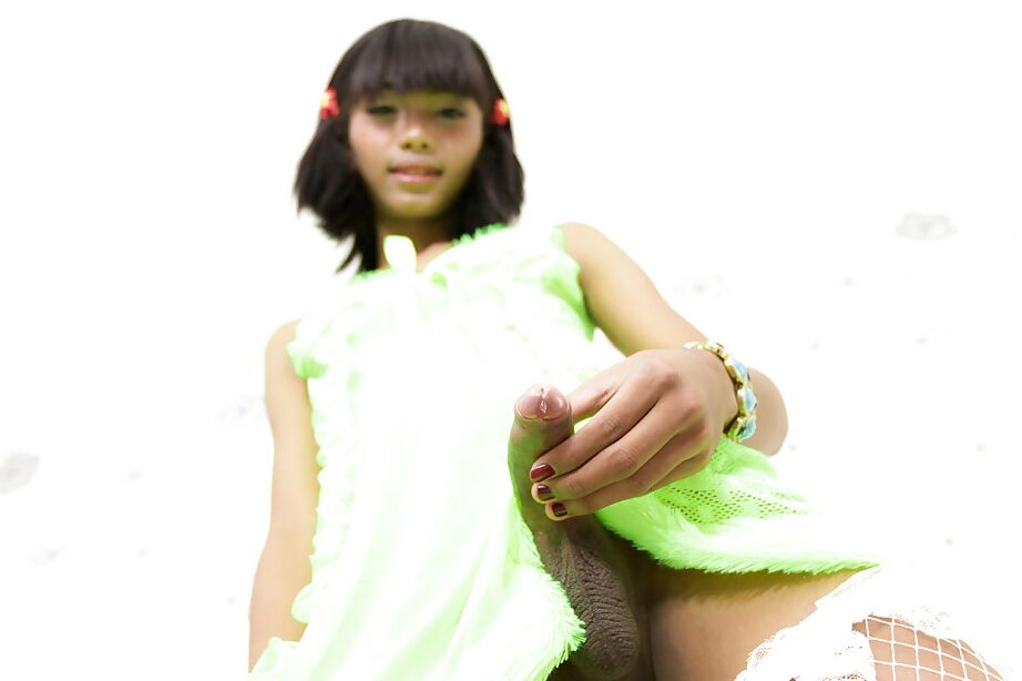 16P Linda adolescente transexual Modnoy mostrando su boca abierta después de follar a tope