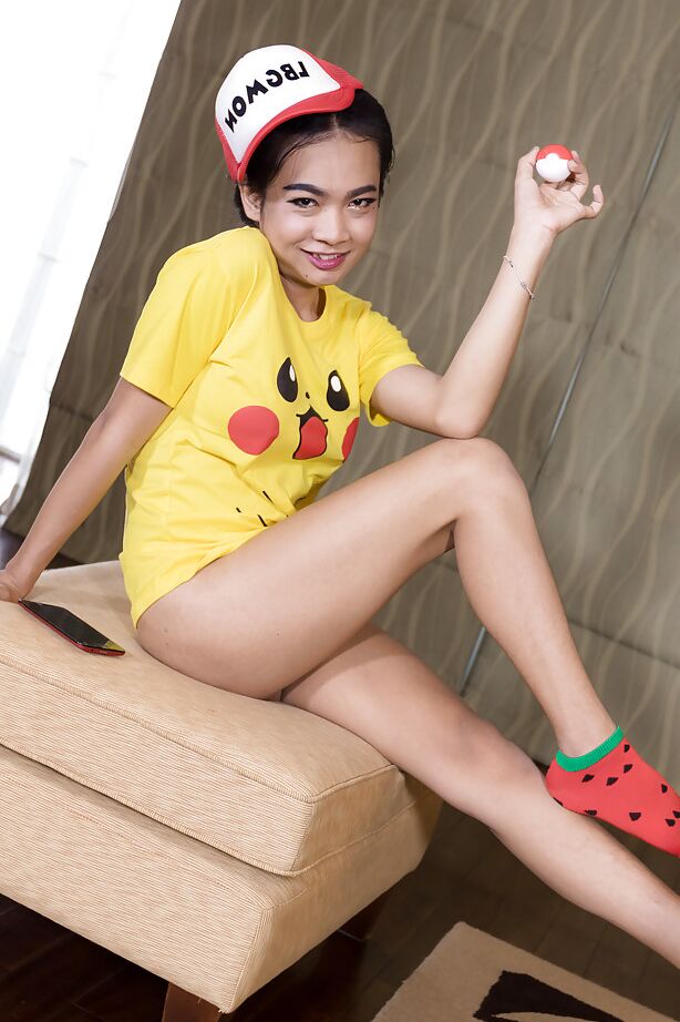 16P Skinny Asian Shemale Yoyo 2 wird von einem Mann in Socken in den Arsch gefickt