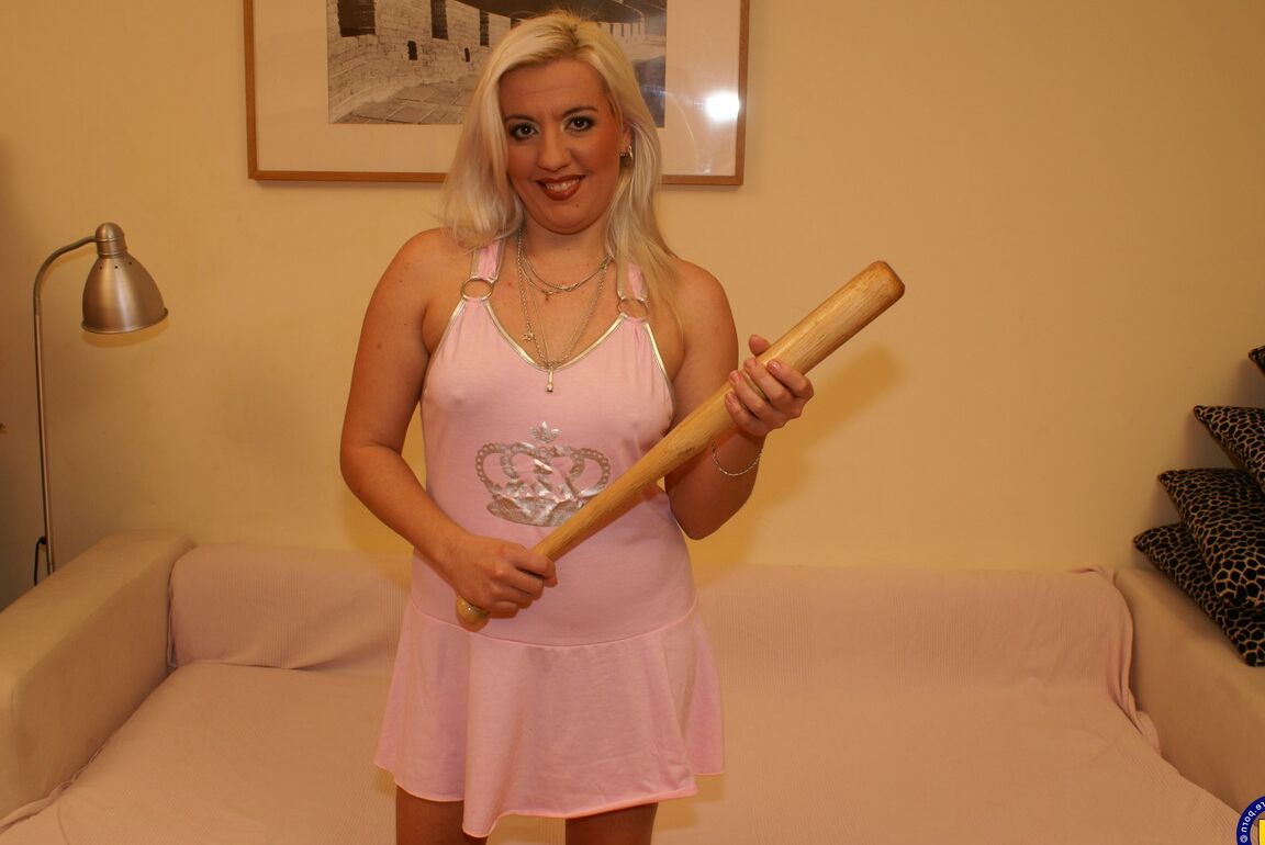 21P La jeune sexy Elzie fiste la grosse chatte de la MILF blonde Monika C sur le lit