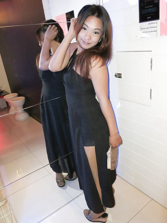 16P La jeune Ladyboy asiatique Mina prend une bite à cru dans un trou du cul poilu