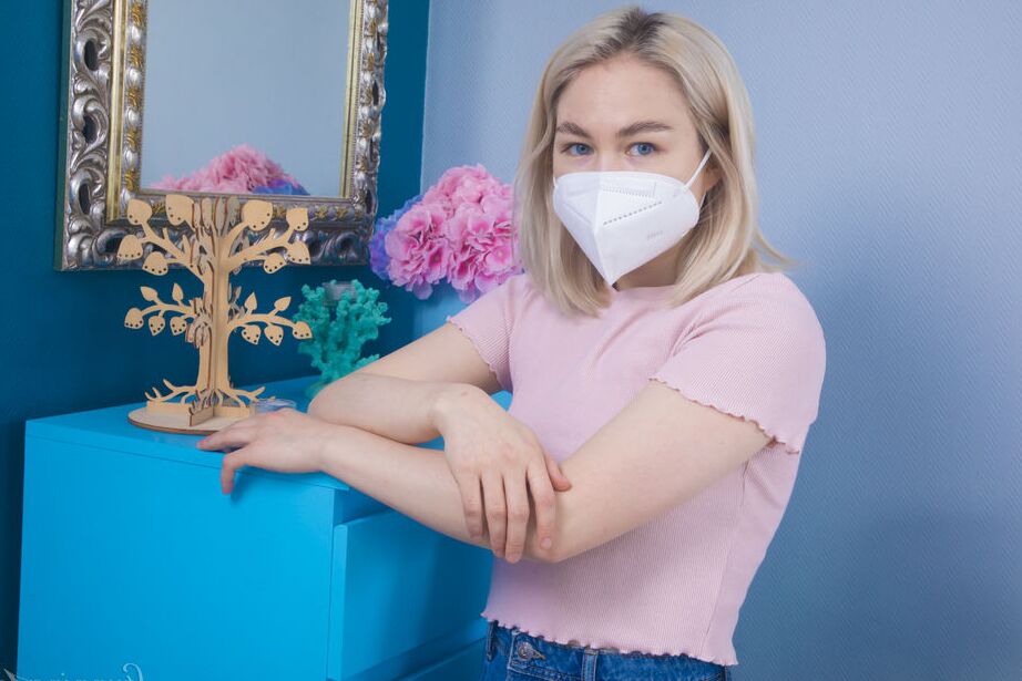 16P La joven rubia Kira Stone se quita la mascarilla y la ropa covid en su cama