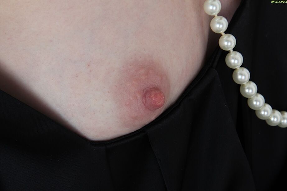 16P La MILF de tetas pequeñas Ande revela sus pequeñas tetas con medias negras sexys