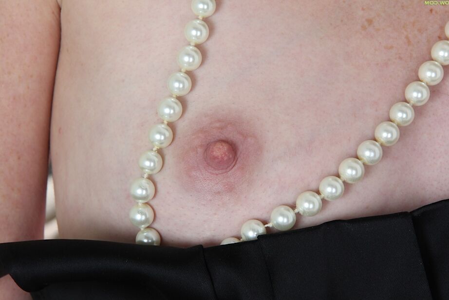 16P La MILF de tetas pequeñas Ande revela sus pequeñas tetas con medias negras sexys