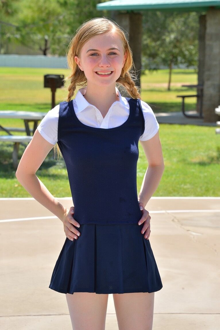 16P 制服を着た小さな女子高生シャーロットが外で裸のパンチラのためにかがむ