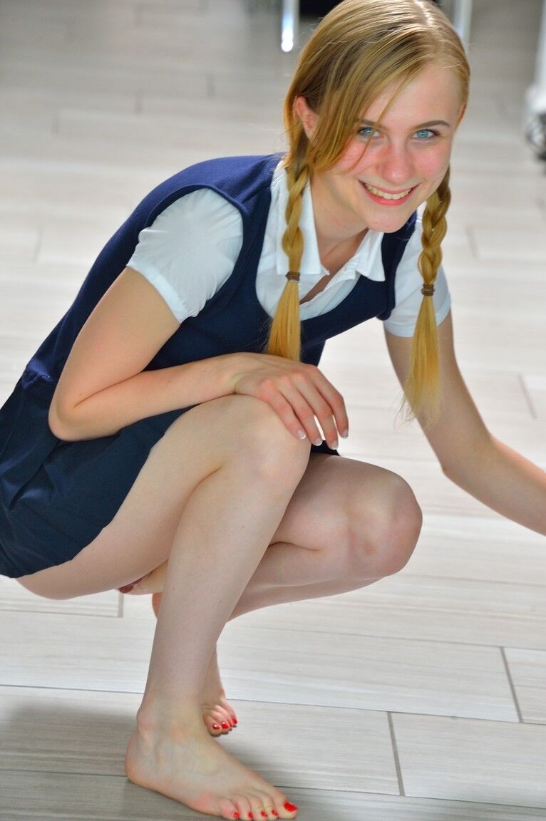16P 制服を着た小さな女子高生シャーロットが外で裸のパンチラのためにかがむ
