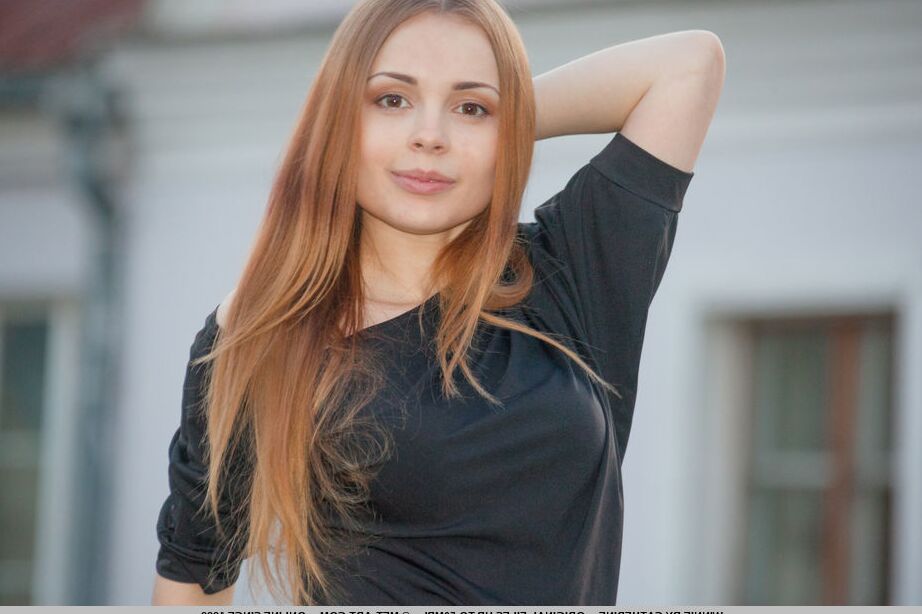 18P Euro Babe étale sa chatte rasée d'adolescent dans la cuisine pour un shooting glamour
