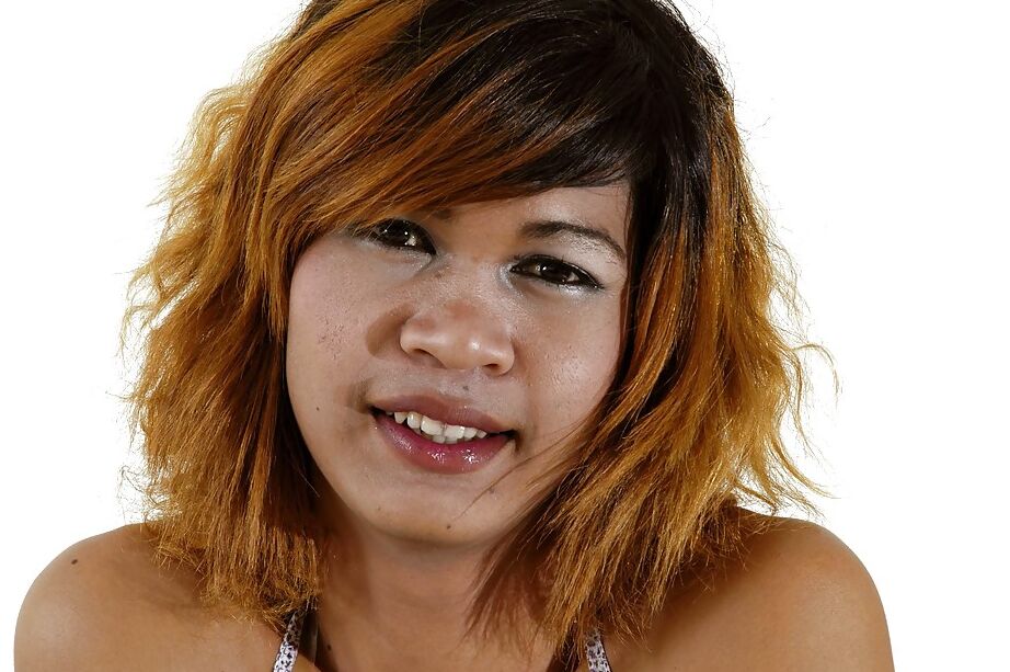 16P Transexual pelirroja asiática tetona en bragas blancas quiere hacer un estilo perrito