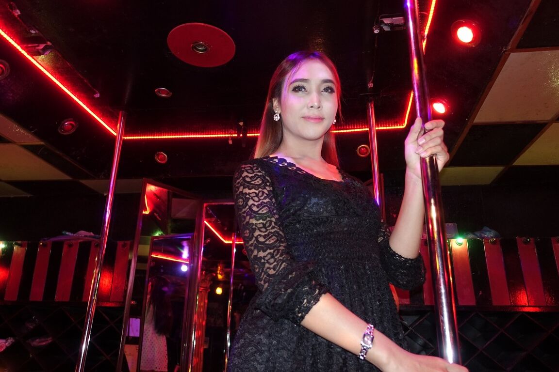 17P Travestis asiáticas amateurs maduras hacen una pausa para posar en el club ladyboy de Bankok