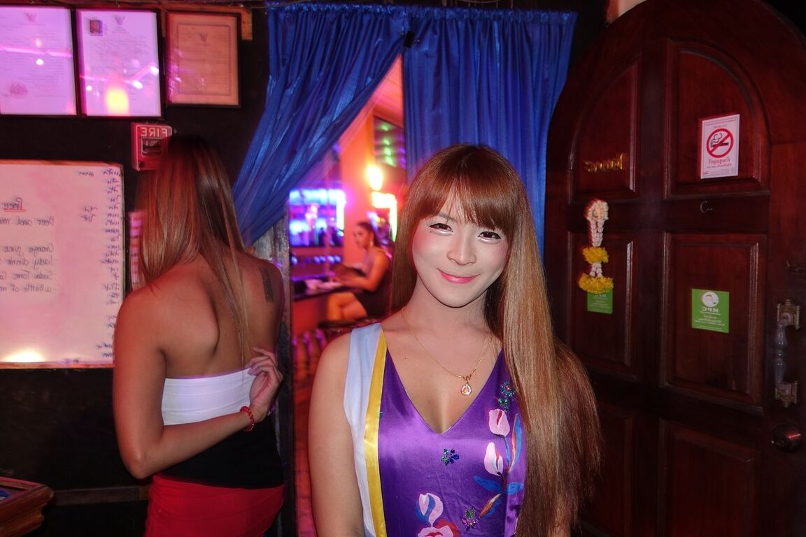 17P Travestis asiáticas amateurs maduras hacen una pausa para posar en el club ladyboy de Bankok