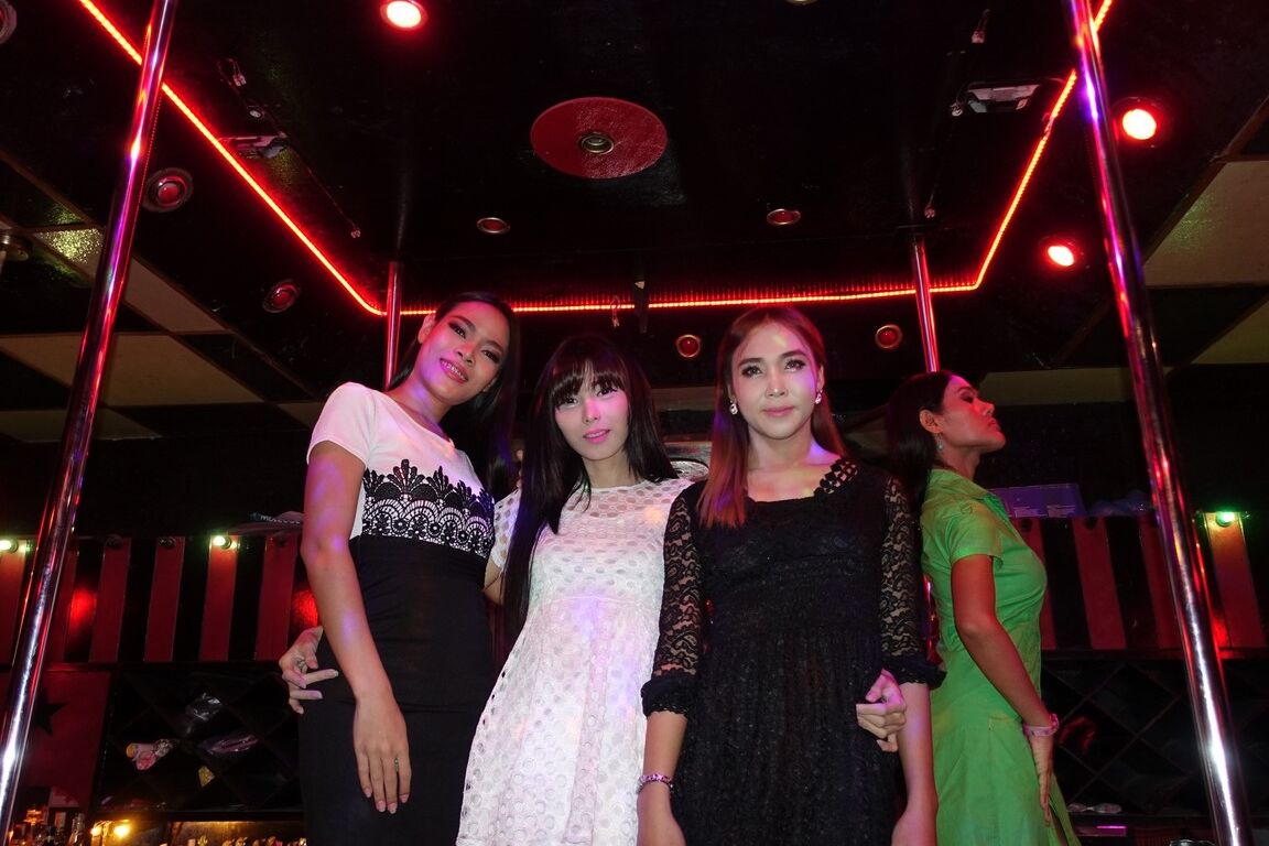 17P Travestis asiáticas amateurs maduras hacen una pausa para posar en el club ladyboy de Bankok