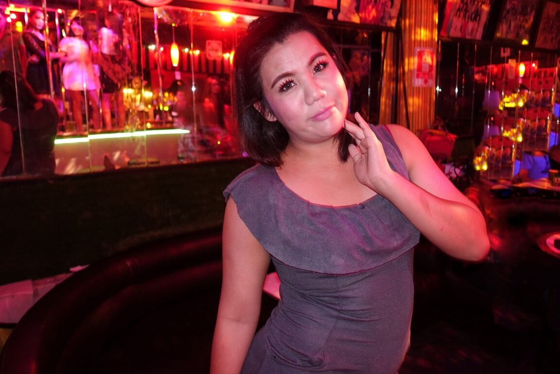 17P Travestis asiáticas amateurs maduras hacen una pausa para posar en el club ladyboy de Bankok