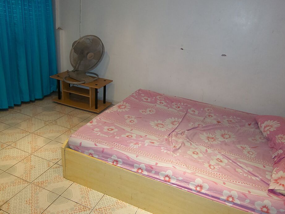 16P Travesti asiática gostosa recebe uma grande rebentação anal de seu parceiro no quarto