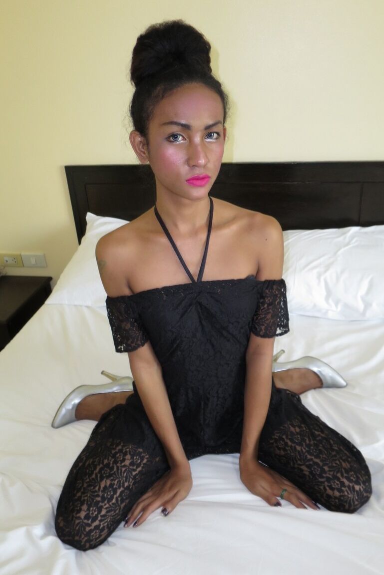 17P Asian shemale with tiny tits jerks off until she has jizz on her belly