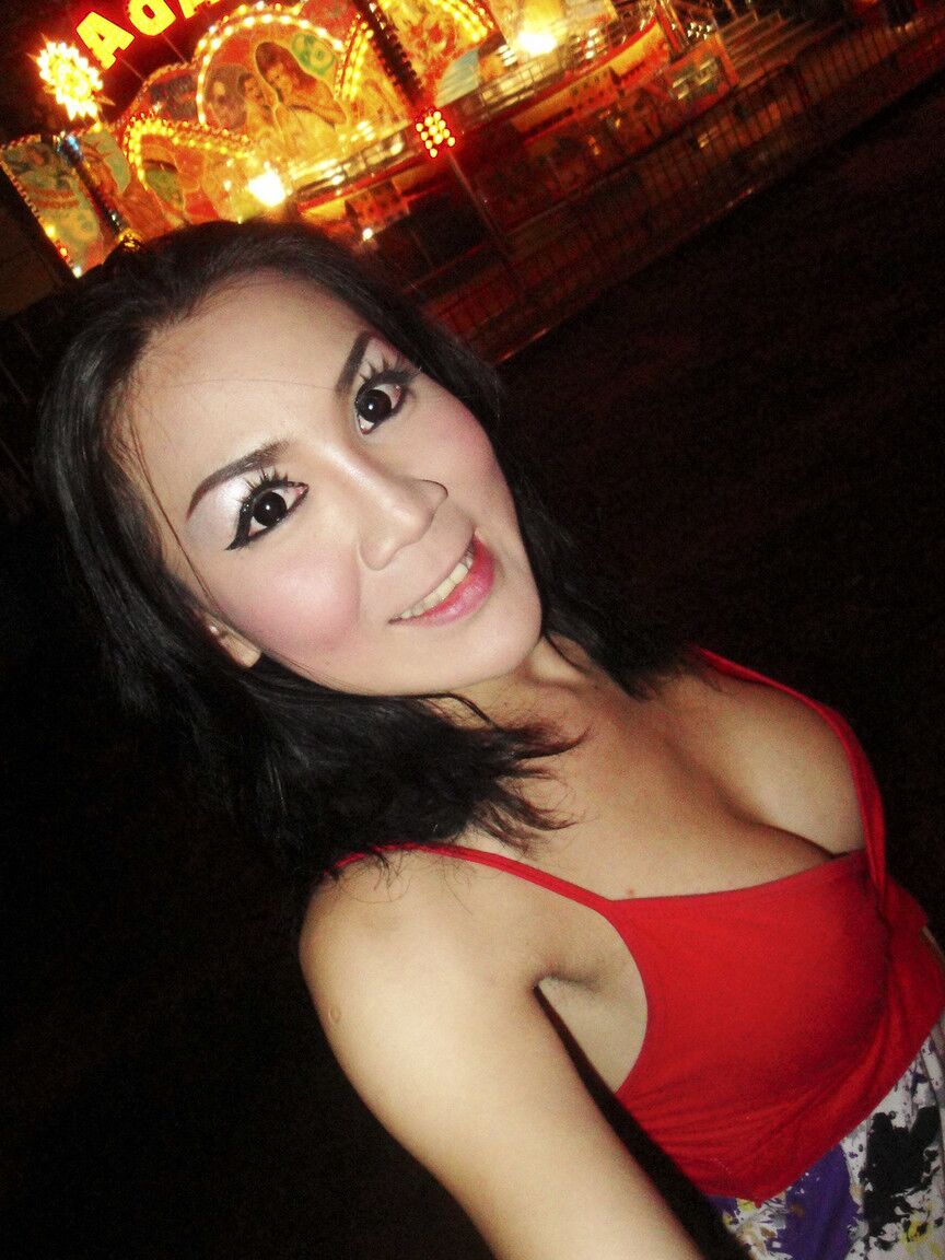 17P La divertida transexual tailandesa May recogida en un festival y follada para algunas fotos