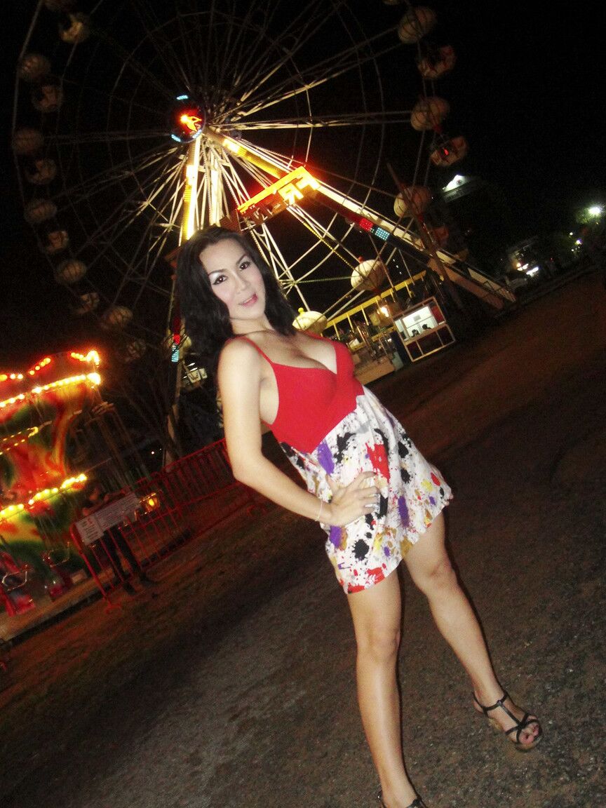 17P La divertida transexual tailandesa May recogida en un festival y follada para algunas fotos