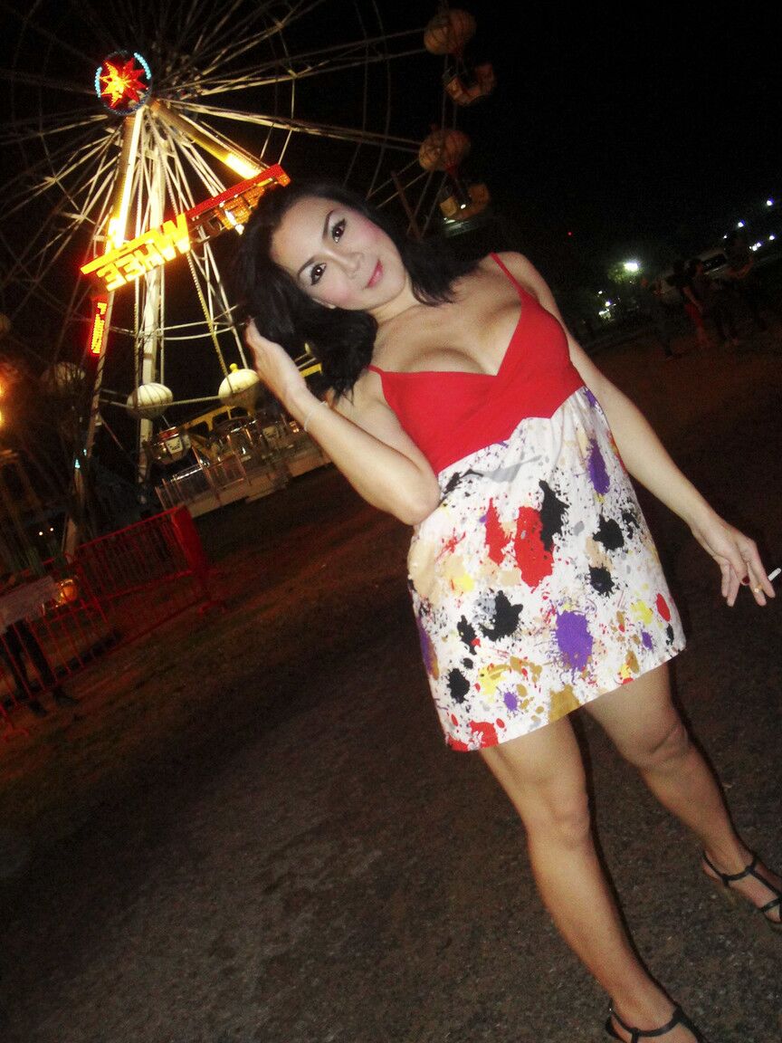 17P La divertida transexual tailandesa May recogida en un festival y follada para algunas fotos