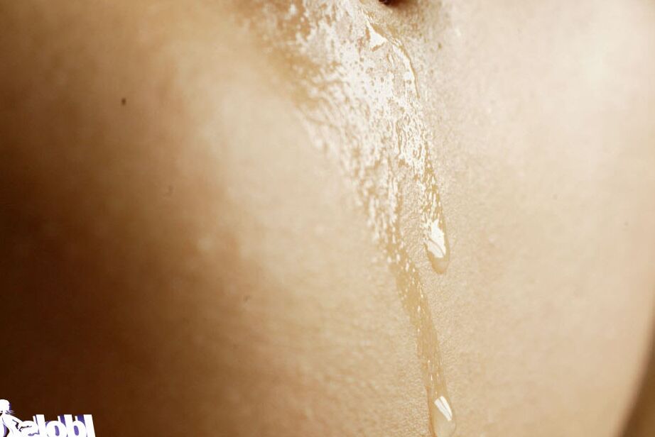 13P Gata asiática sensual com melões grandes fica com o corpo coberto de porra
