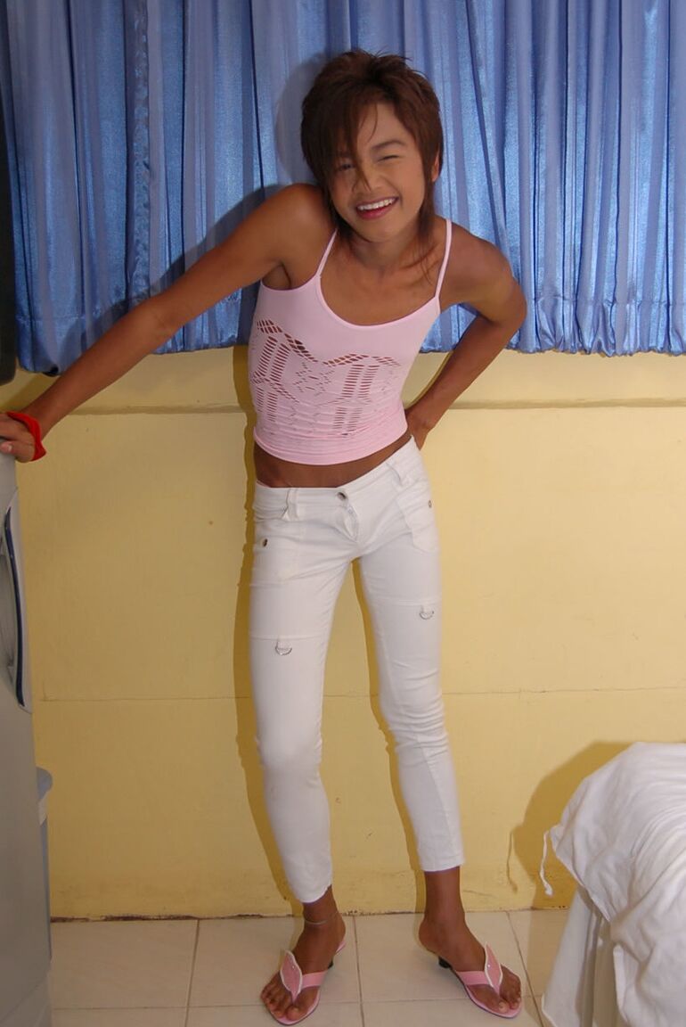 21P Ladyboy tailandesa flaca Ment masturbándose su polla transexual erecta en una cama
