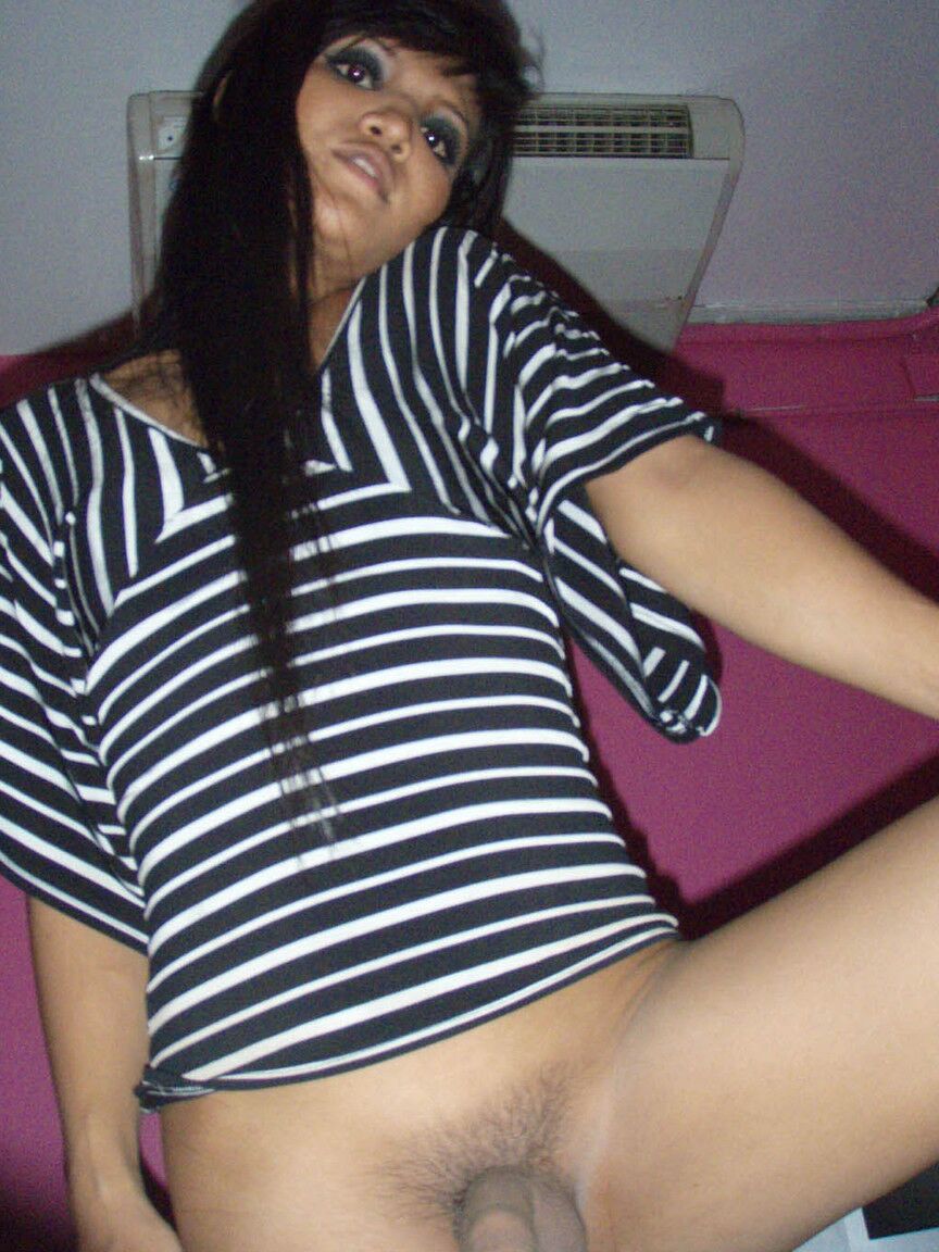 17P Homem branco com câmera recebe boquete de ladyboy asiático em quarto de hotel