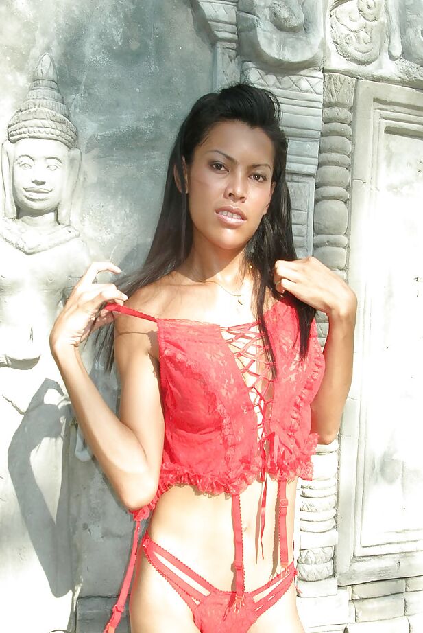 16P Solo asiático ladyboy Beer deixando peitos grandes e bunda legal livres de lingerie