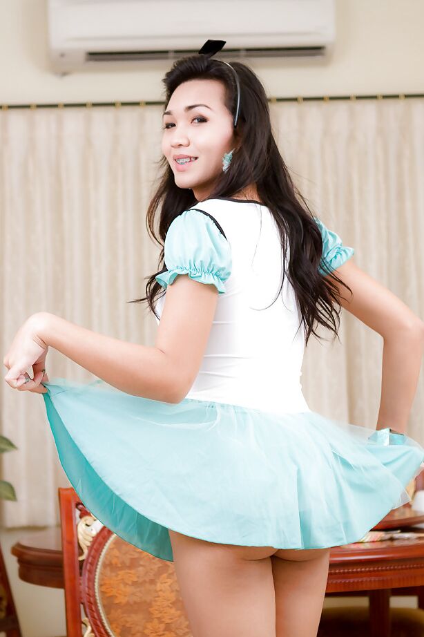 16P Morena adolescente asiática ladyboy Presente posando e se espalhando de salto alto