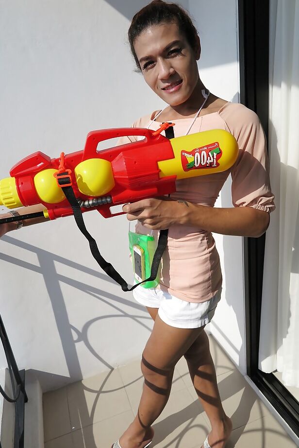 16P Ladyboy asiática Aomsin tiene su shecock sacudido por un hombre que la está follando a pelo