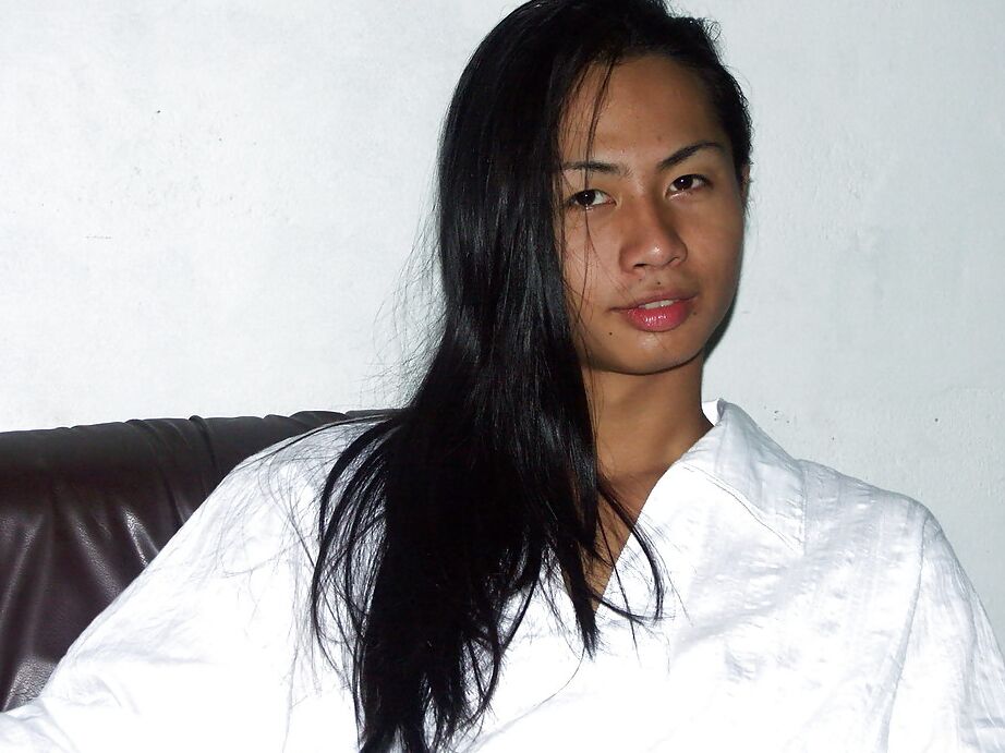 12P Fetiche por pés que adora ladyboy asiático ficando confortável com uma camisa branca
