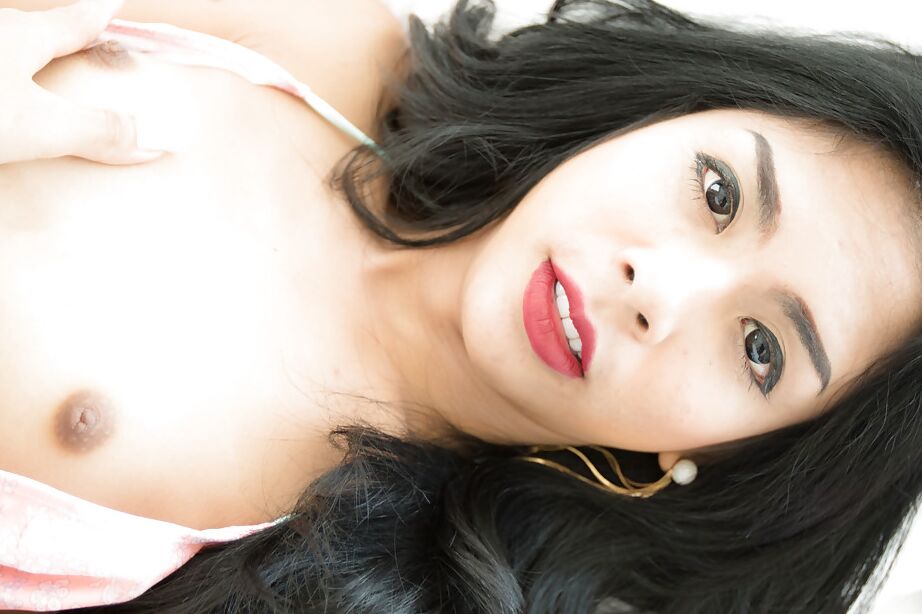 16P Belle transexuelle asiatique Ladyboy Sunny utilisant des perles anales sur un trou du cul serré