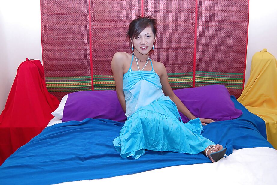 16P Solo Asiática travesti Michele Matorelli surpreende com enorme shecock sob o vestido