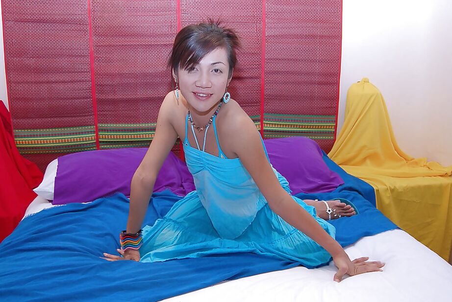 16P Solo Asiática travesti Michele Matorelli surpreende com enorme shecock sob o vestido