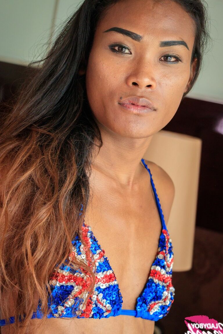 21P Magra travesti asiática Jina puxa o biquíni para acariciar solo sexy
