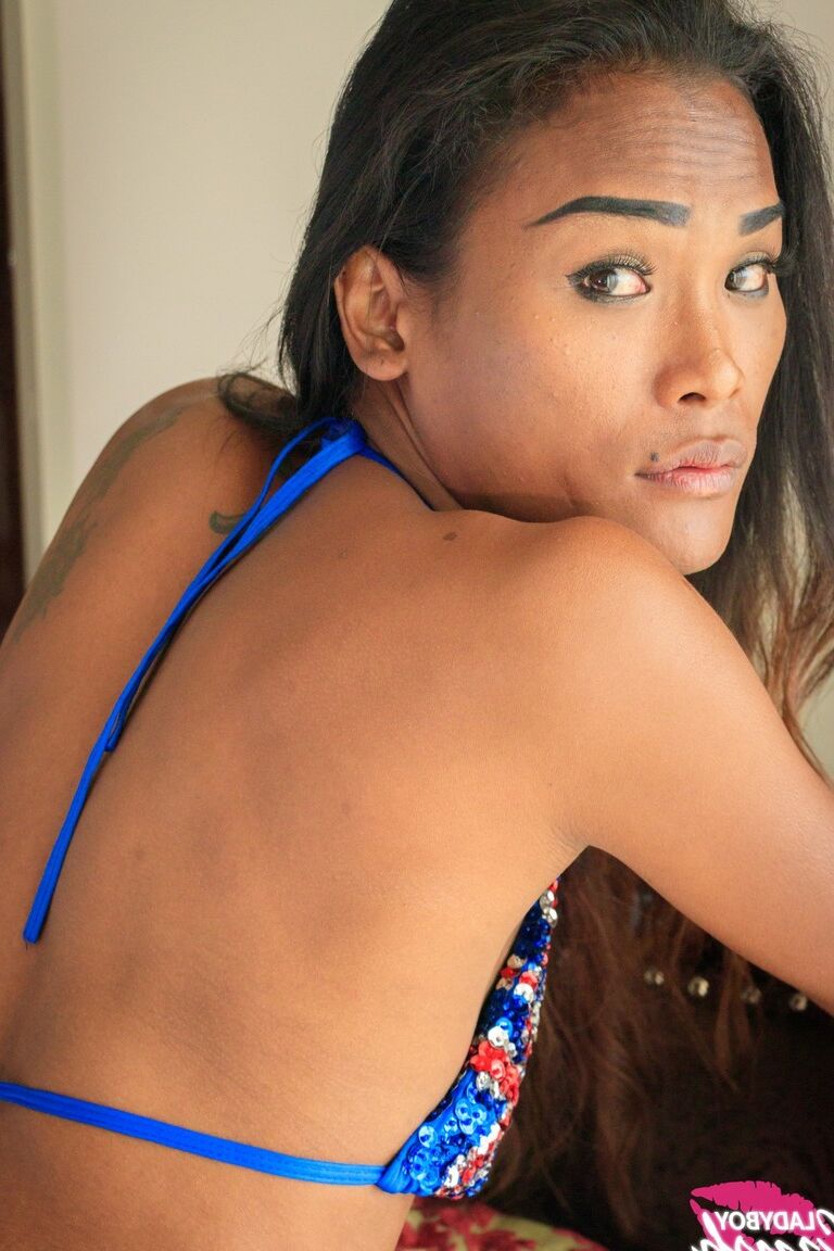 21P Magra travesti asiática Jina puxa o biquíni para acariciar solo sexy
