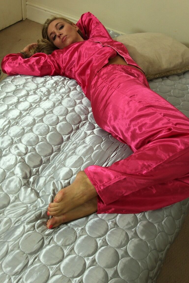 12P A loira Hayley Marie Coppin mostra os pés descalços usando pijama de cetim